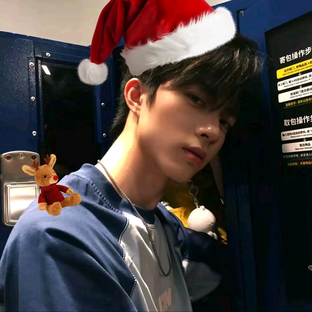 不敢摘下眼镜，怕别人看到泪