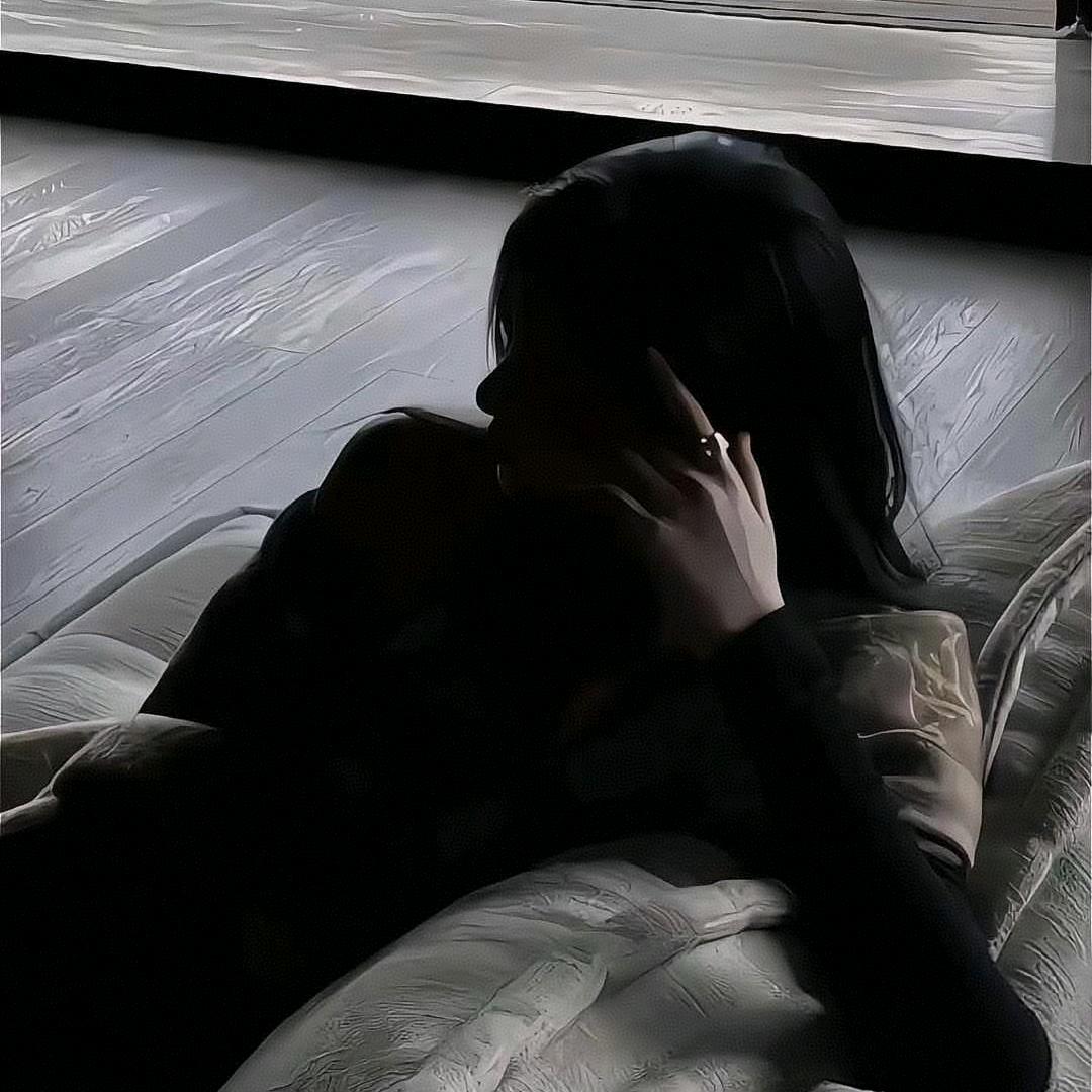 偷望月亮的猫