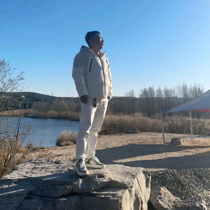 开着 V8 抽高希霸