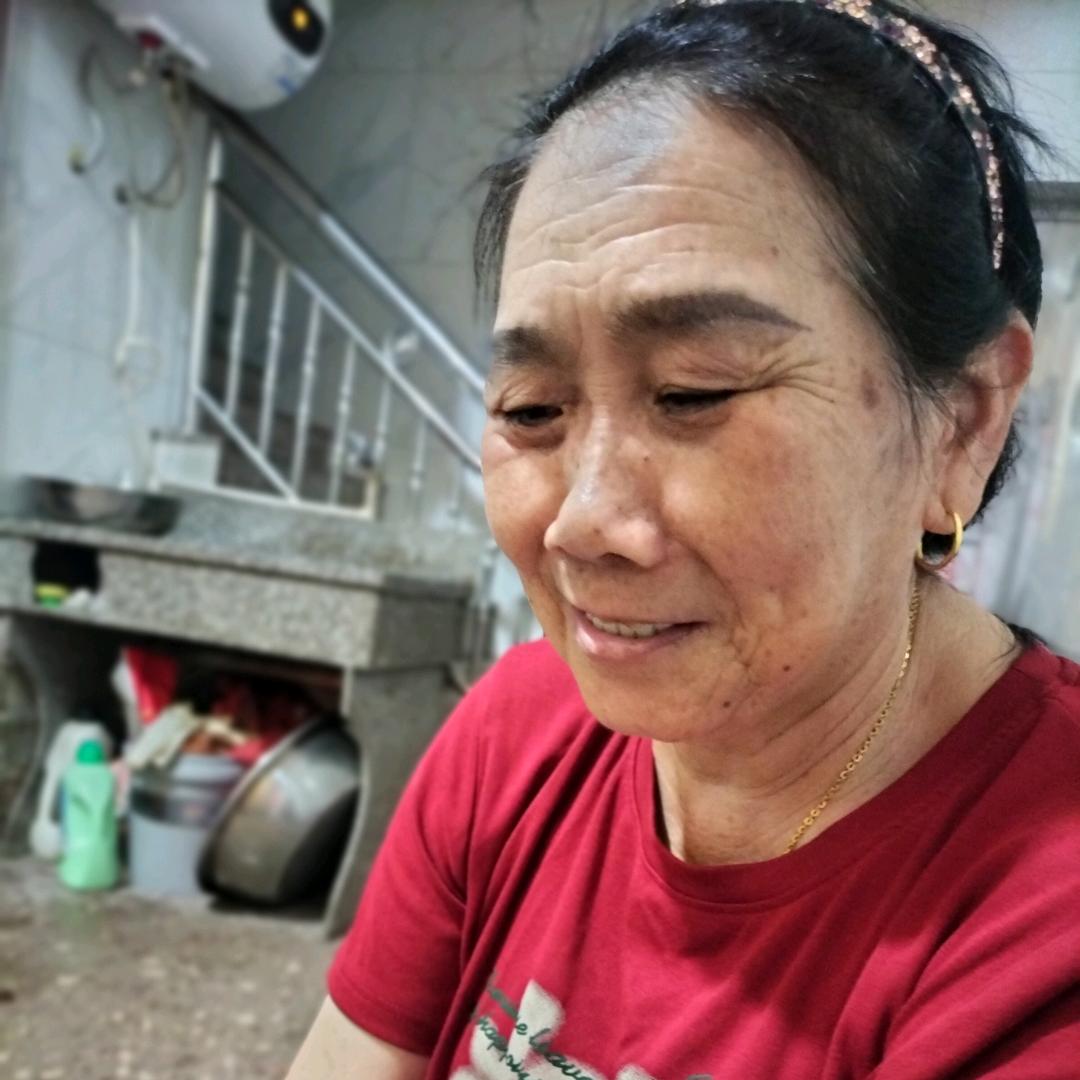 畲族阿姨种葡萄