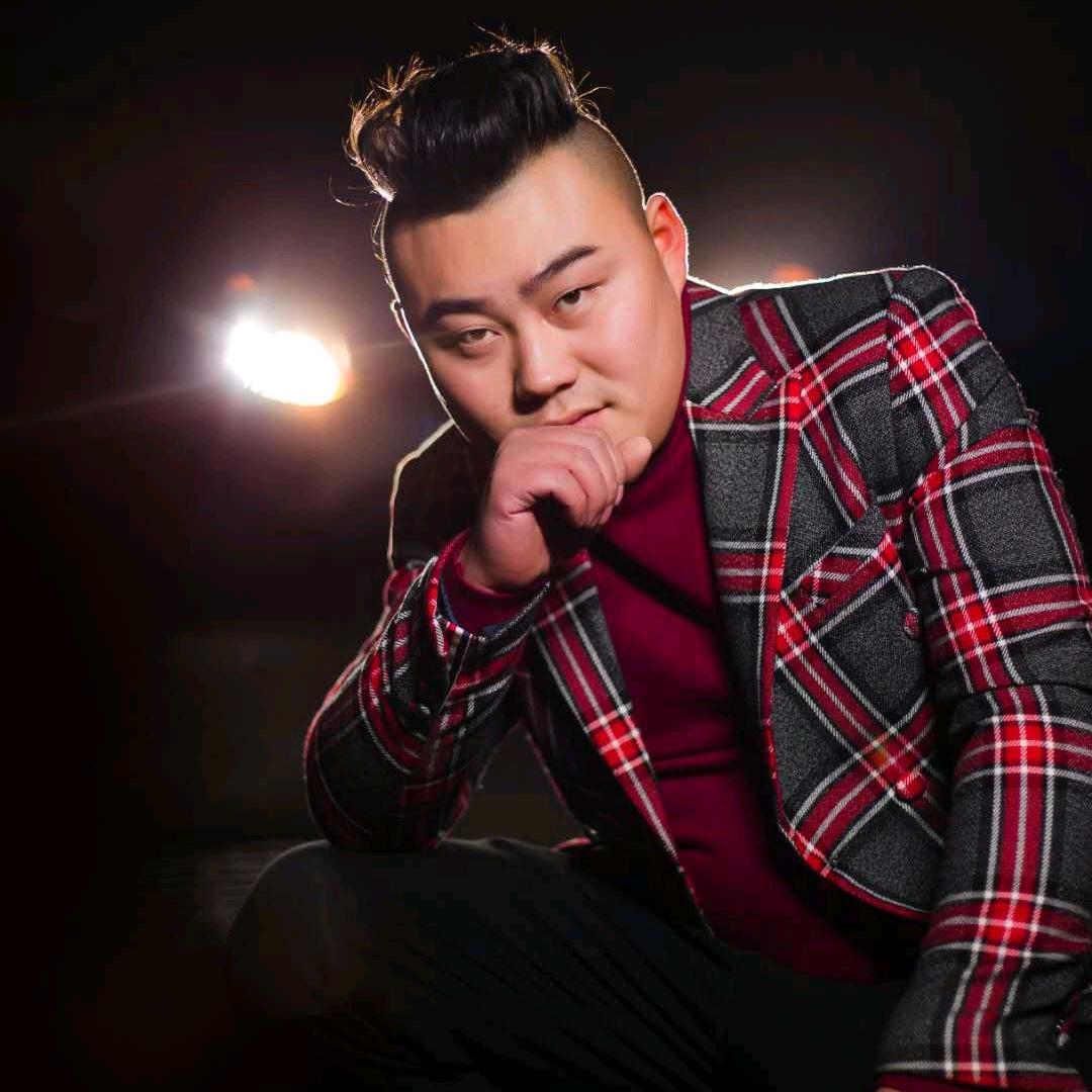 来凤艺霖彪彪教练