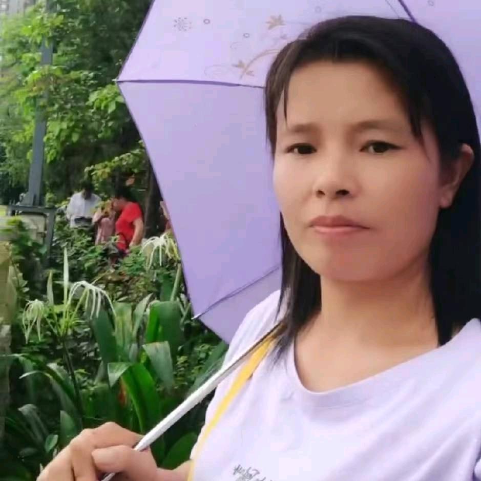 杨银花:月嫂催乳育婴早教护理师，五宝妈。
