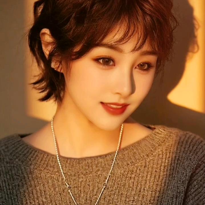 红发美娇娘…