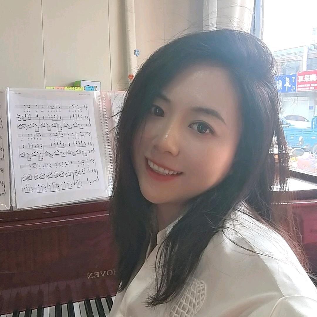 弹钢琴的大美妞🥰