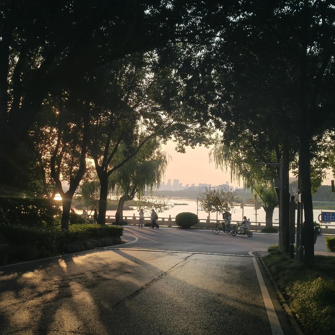 无聊的人类(￣o￣) . z Z