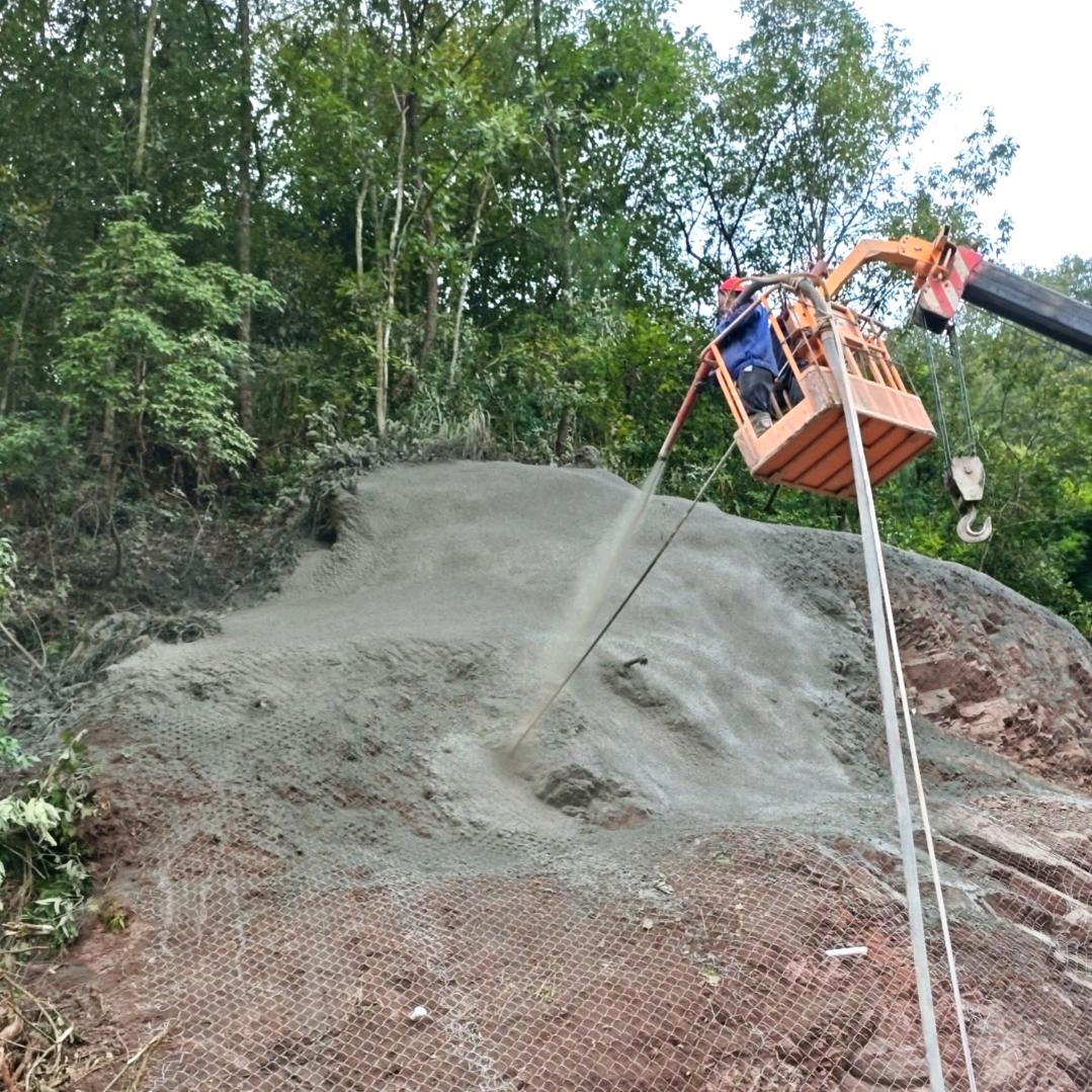 喷浆护坡，防止风化