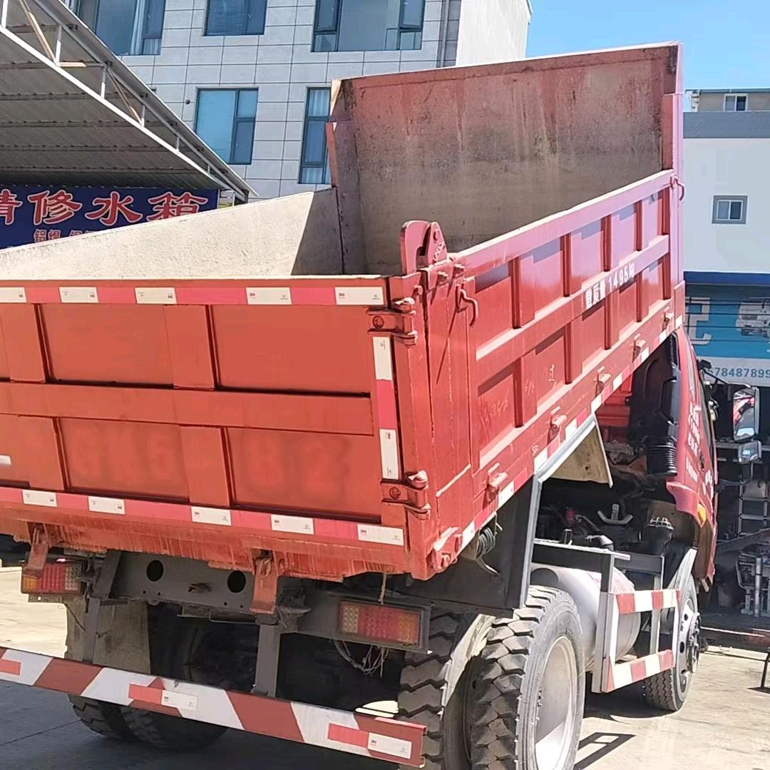 3米8自卸车运输各种材料