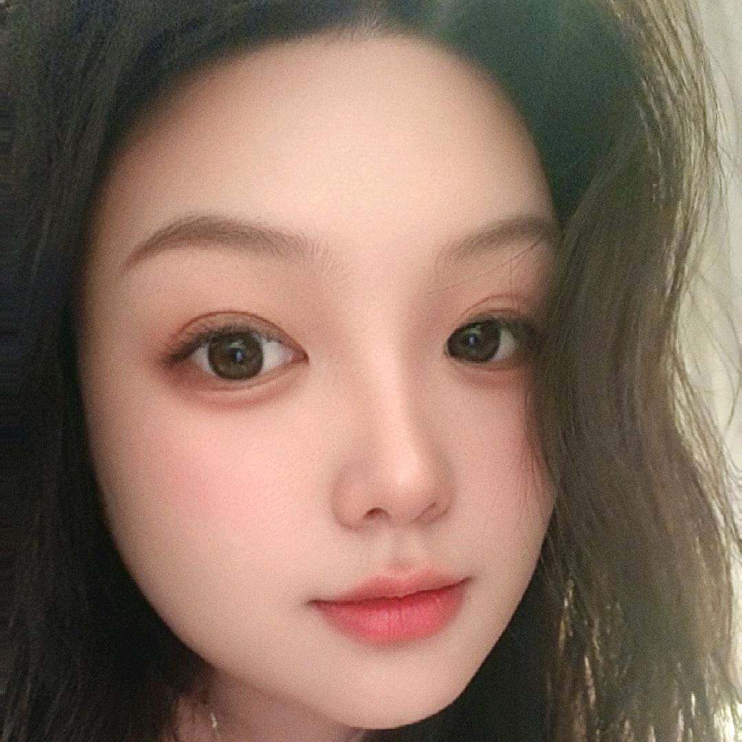 独自撑伞护崽崽