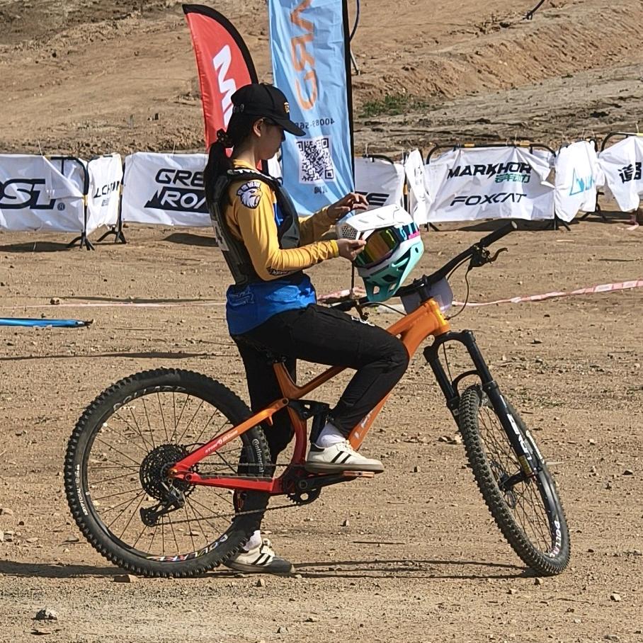 山地车女骑🚲