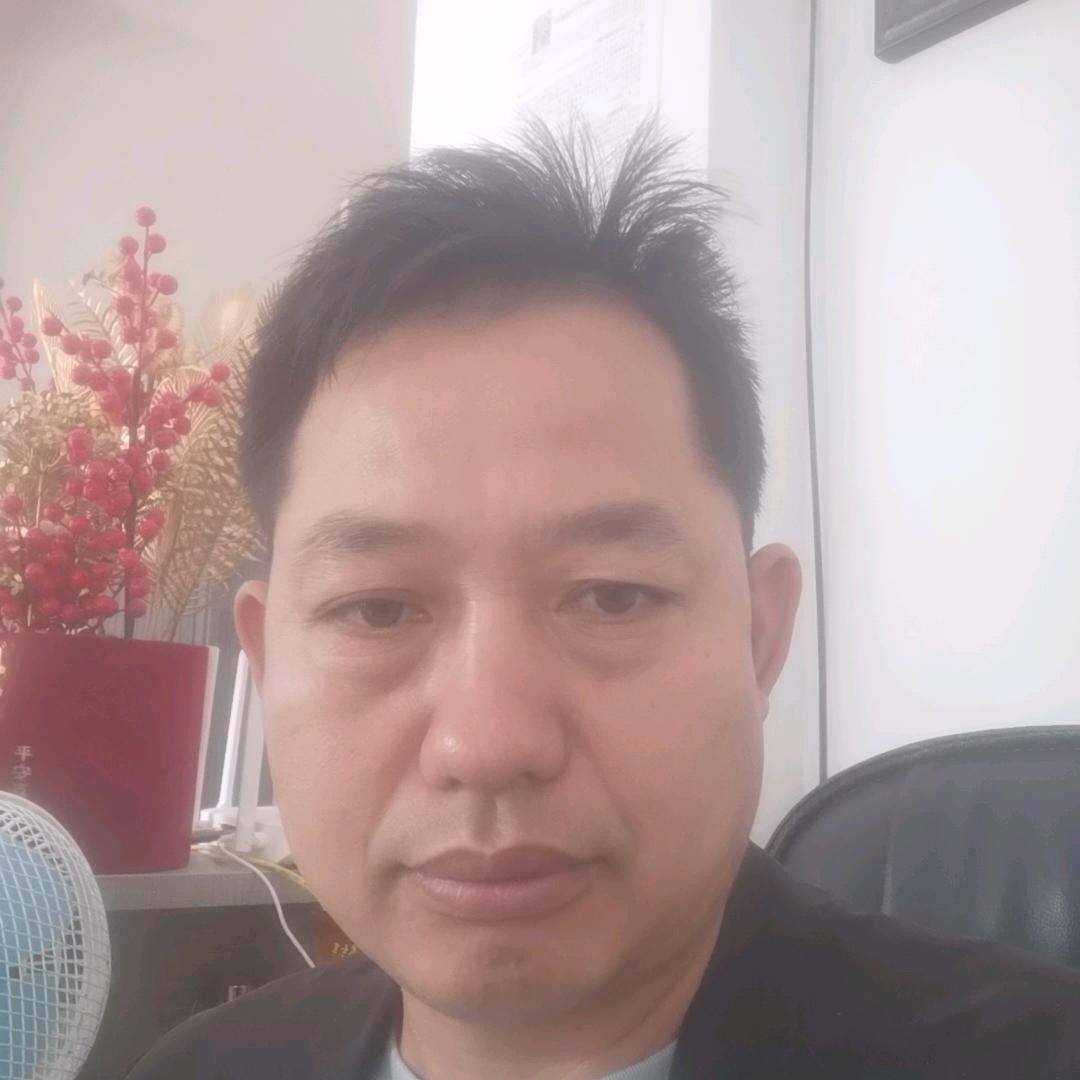 在大姚开乐淘旧货市场的星哥