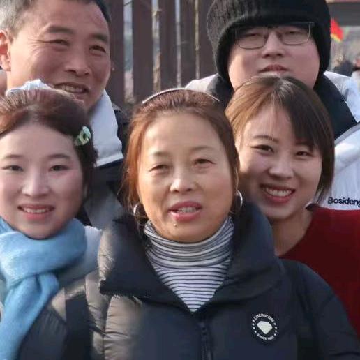 张握方向运沙石，垃圾清运证件齐。