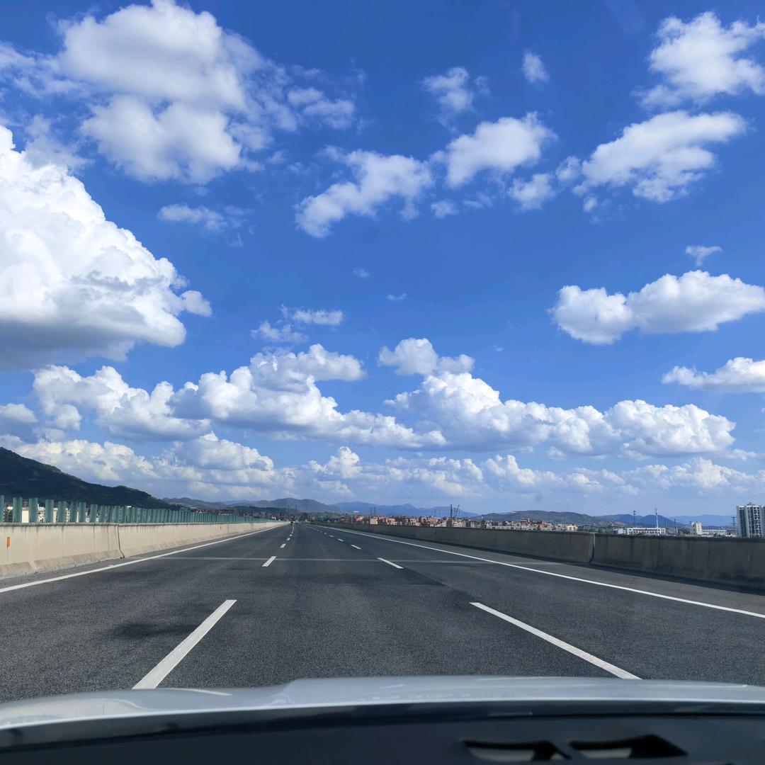 丶狮子岩喝茶的上弦月。