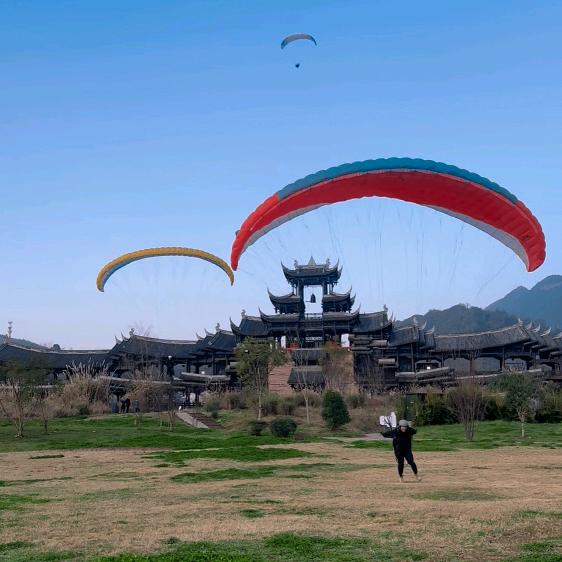 重庆黔江水木廊桥滑翔伞