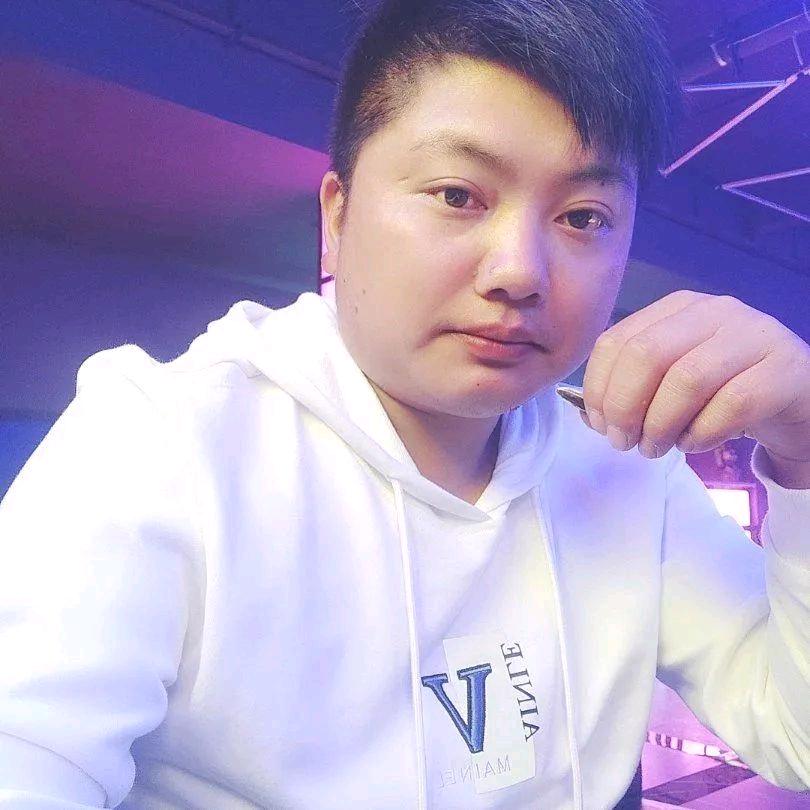 黑夜里的小怪兽