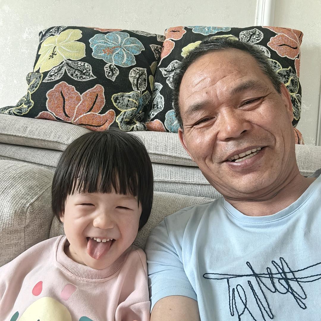 老何贴砖