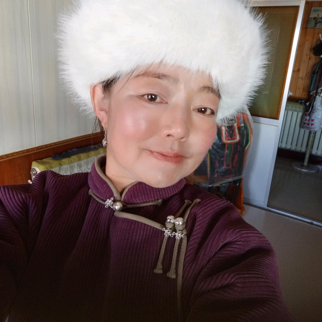 小娜是牧民销售新鲜马奶