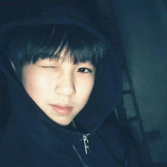 睁只眼.