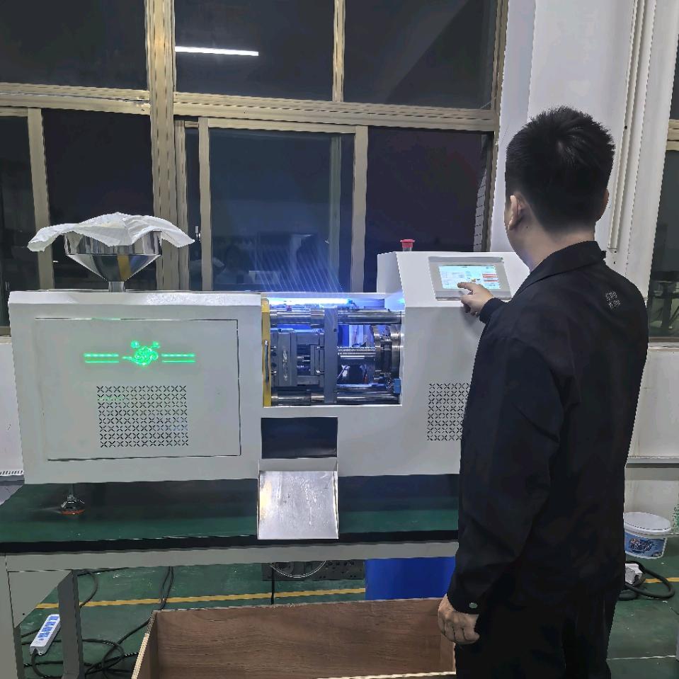 贵锅雲上微型注塑机