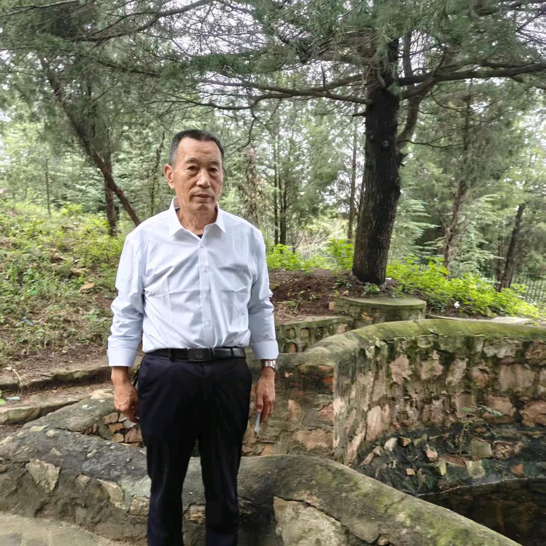 大手牵小手.