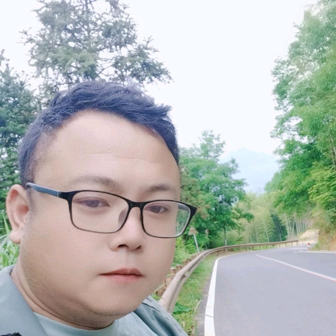 开拖拉机的小丁
