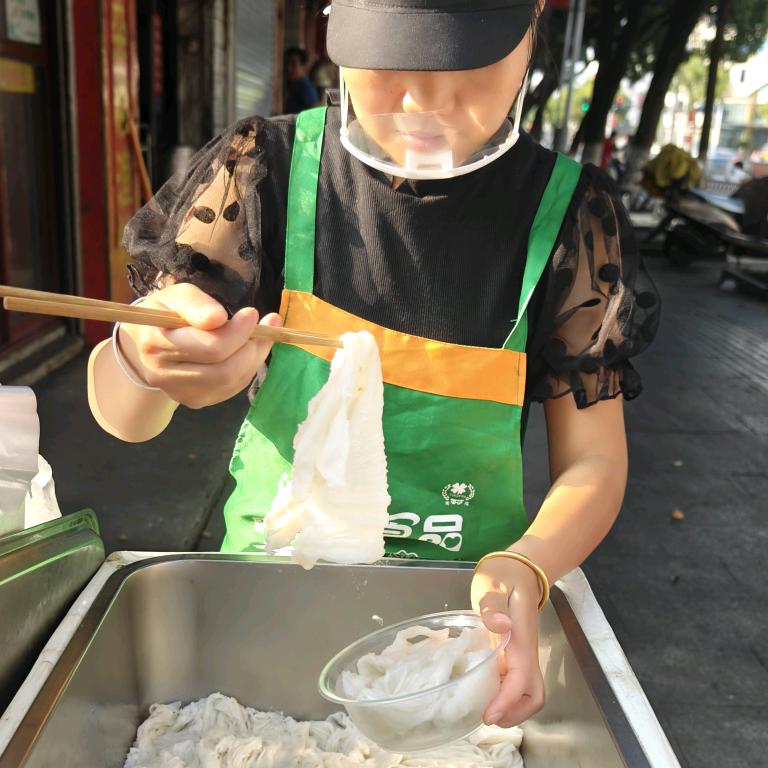 做手工肠粉的琴姐