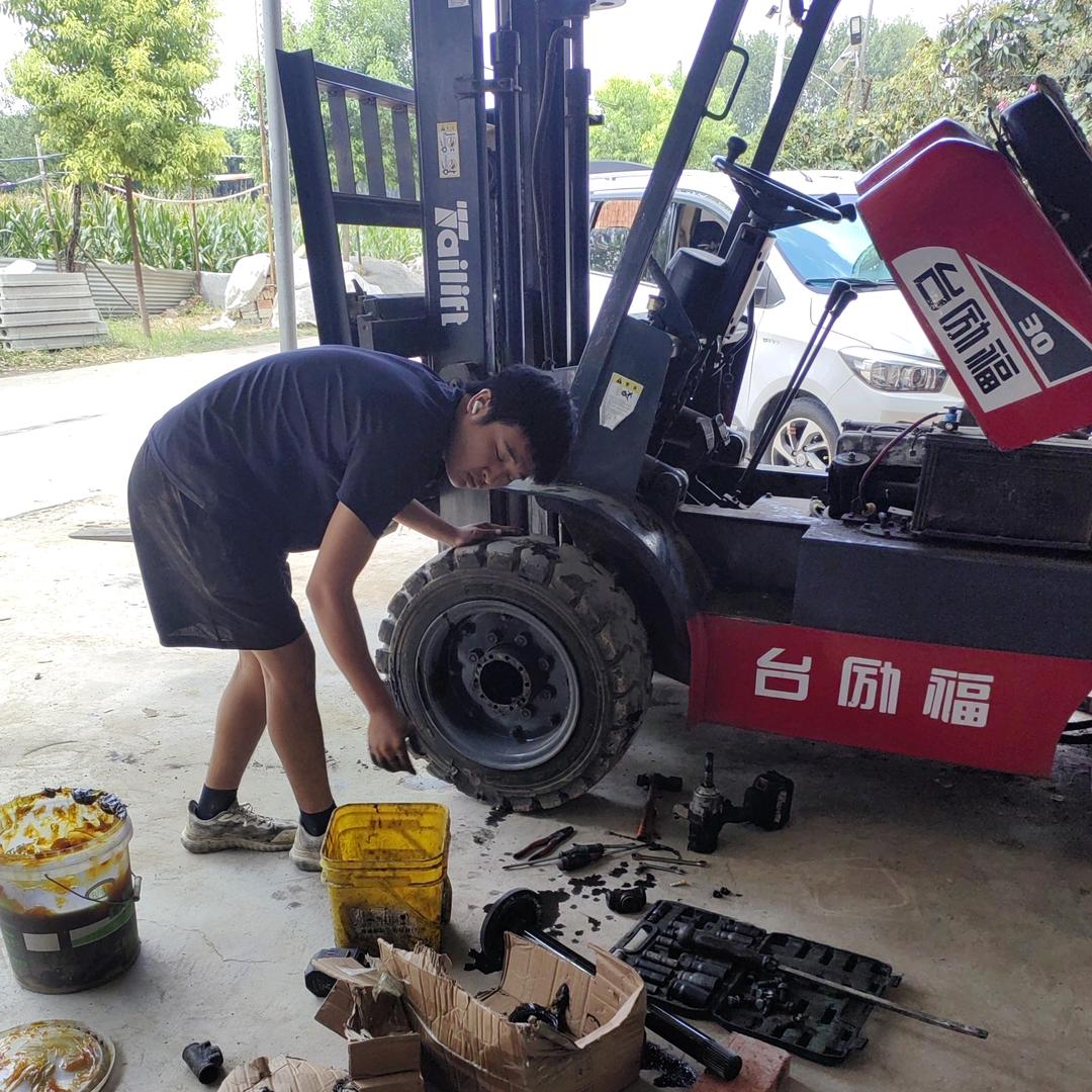 红勋专业叉车维修站新旧二手叉车买卖