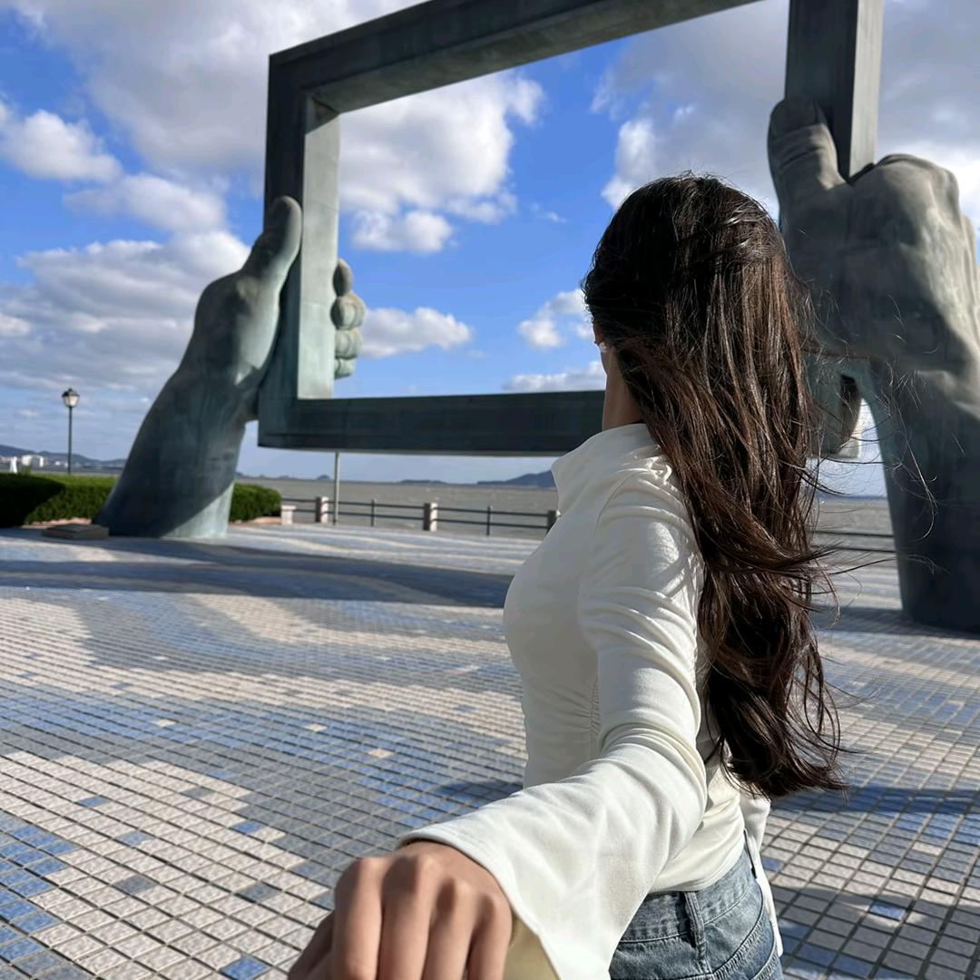 阳光明媚，晴朗有风