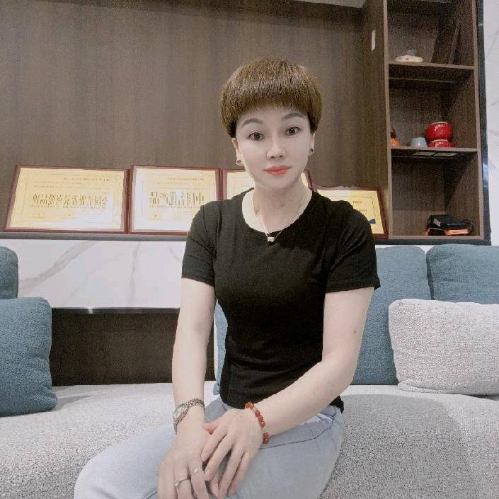 卖家具的小姐姐