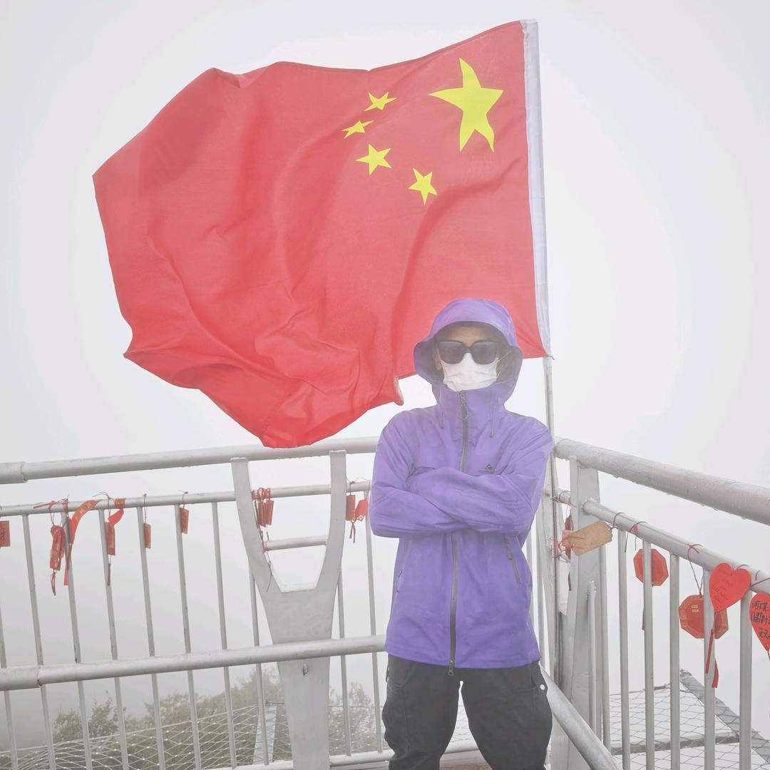 蓝精灵勇闯⛰️