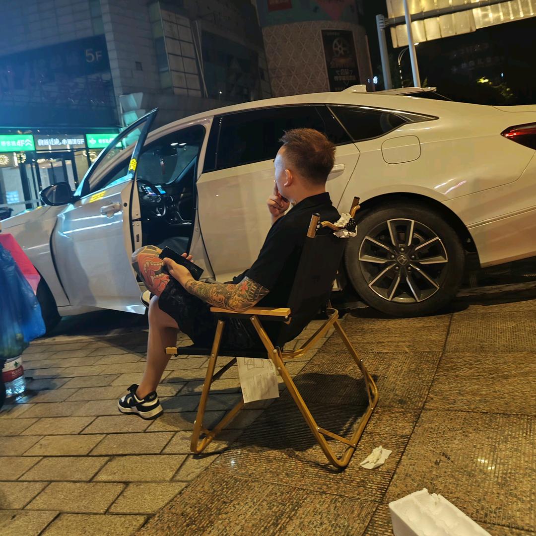 纹着花臂出门的男人