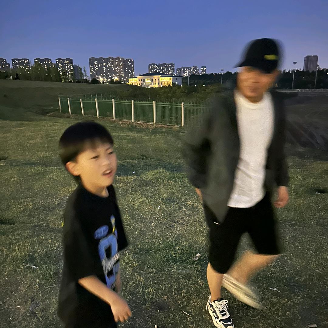 退后  、