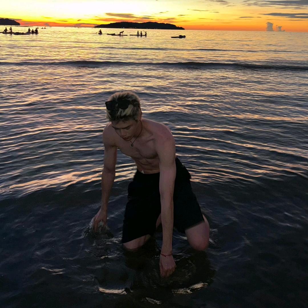 小肥肥.很可爱(ง •̀_•́)ง