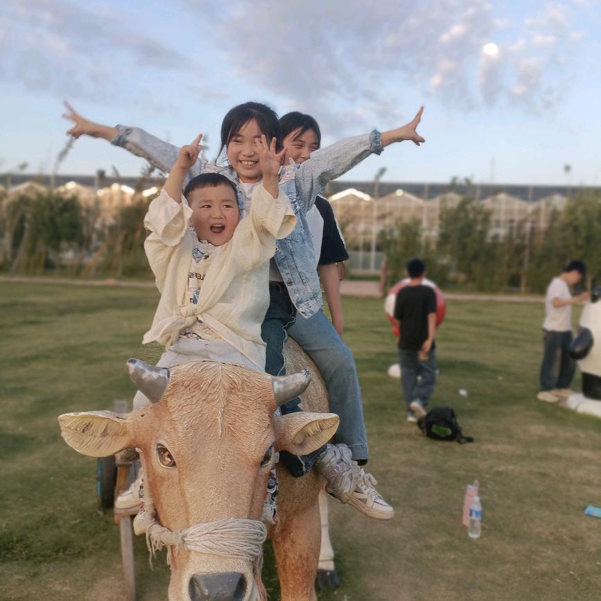 夫妻俩刮大白的油漆工