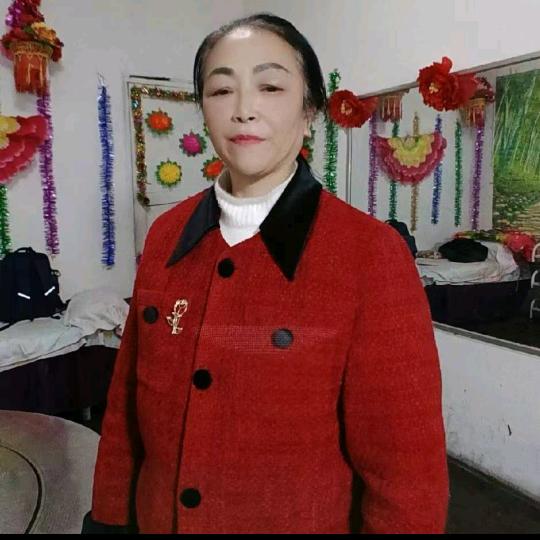 君贝，早上6.40分开播，走路聊天唱歌