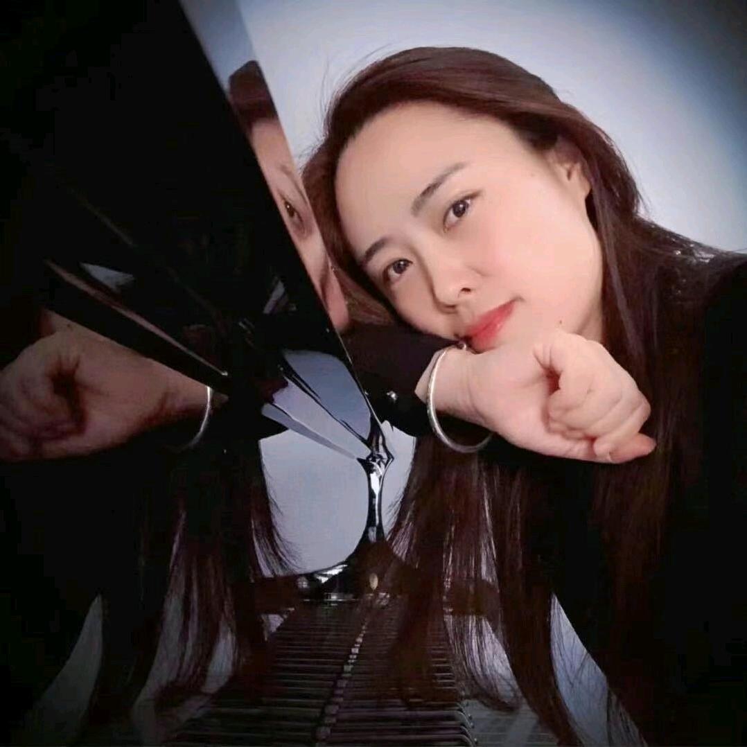 教钢琴的赵老师