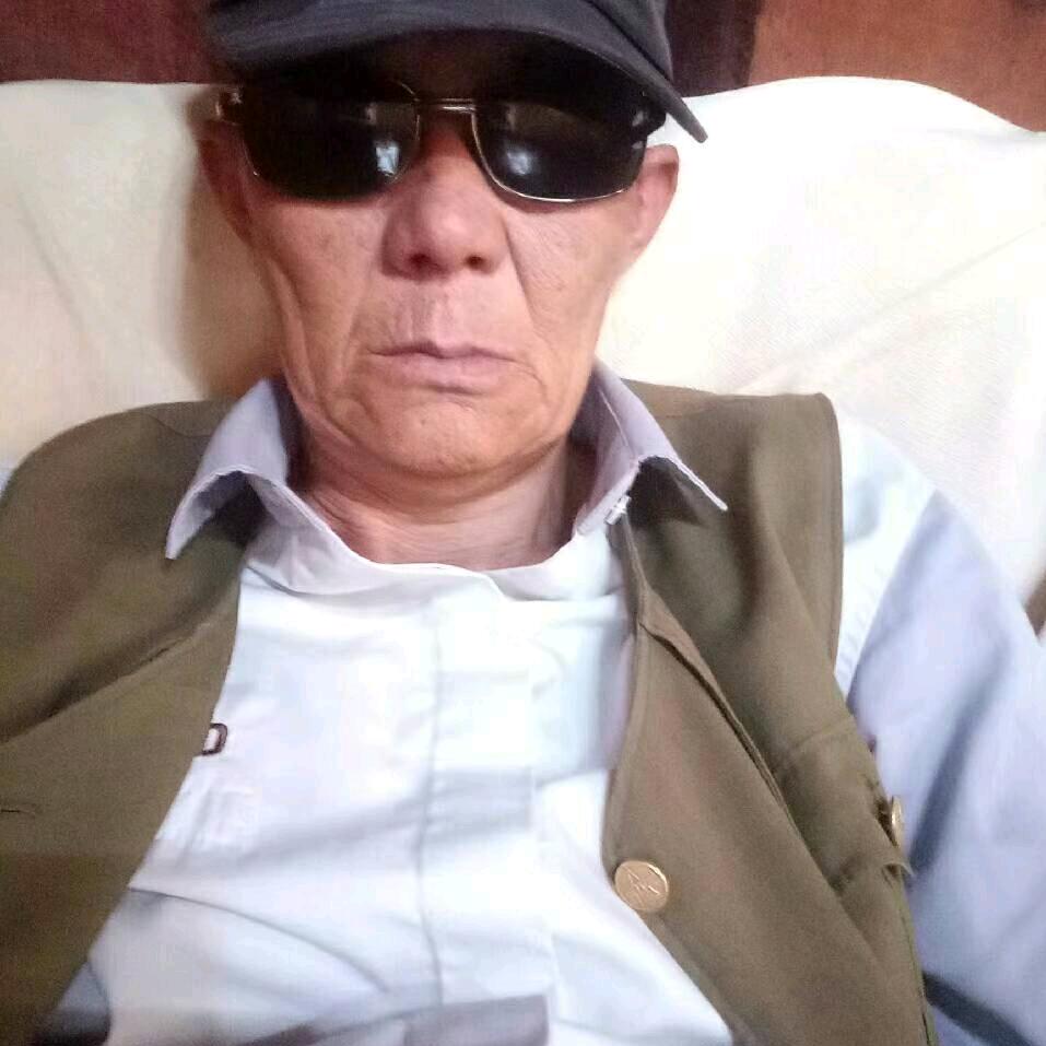 士伟