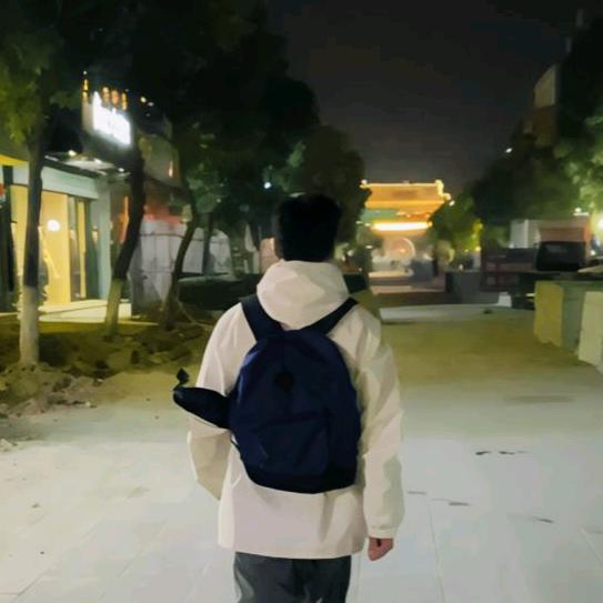 2469人