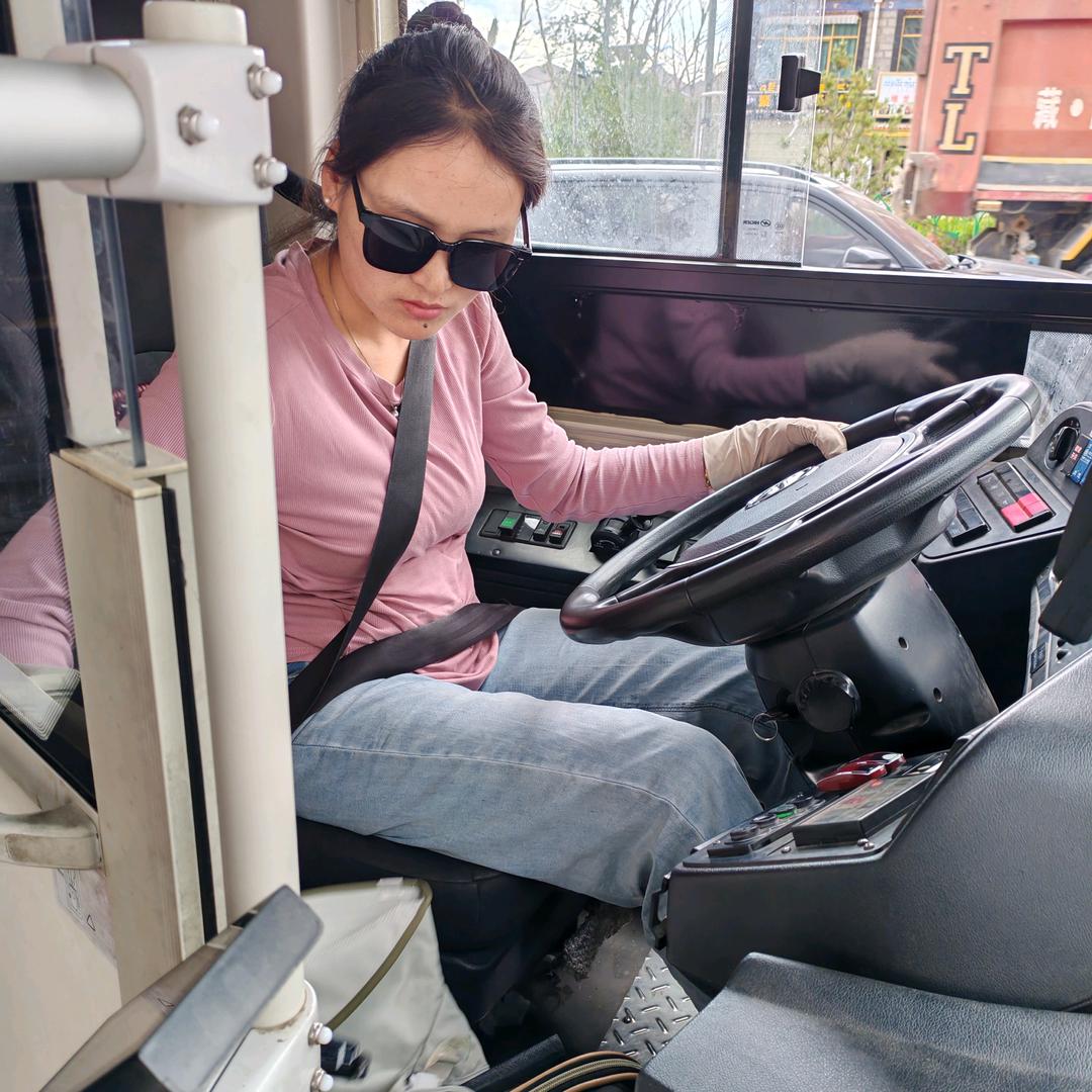 长腿公交女司机