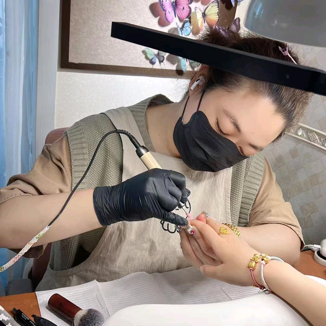 爱搓指甲的小阿姨