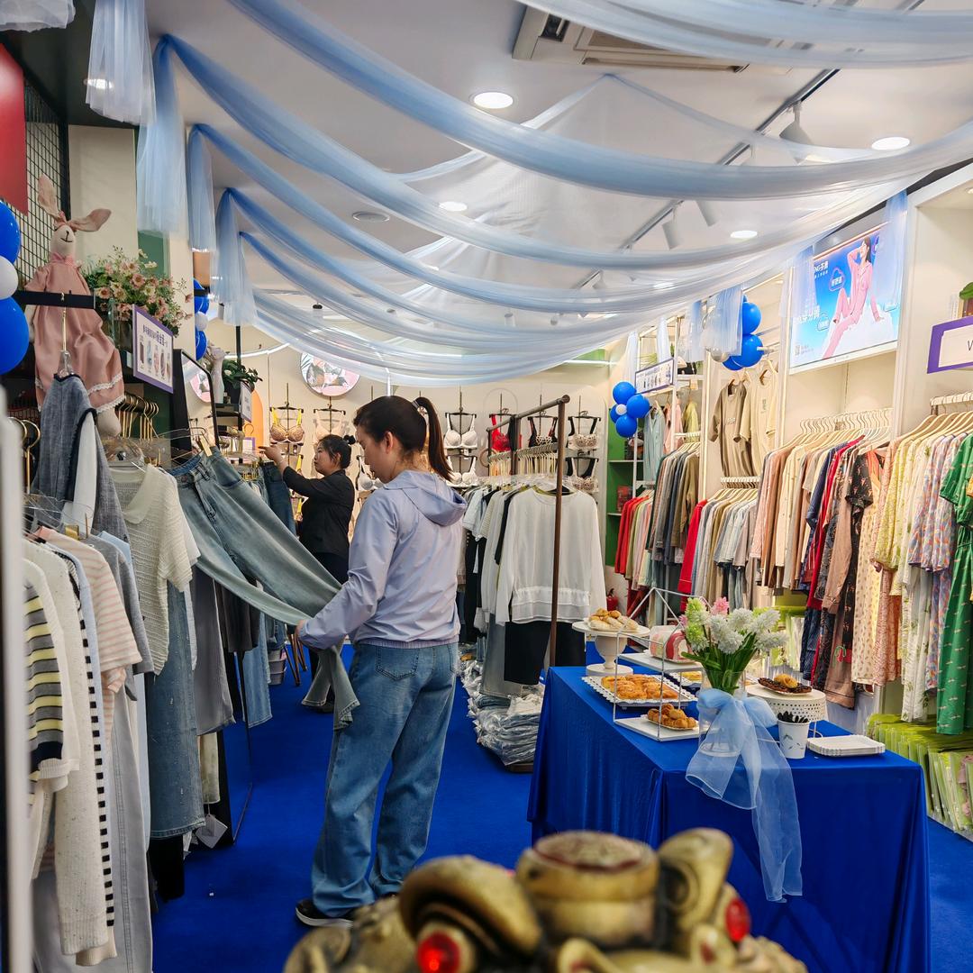 卫辉芬腾卖内衣的小峰