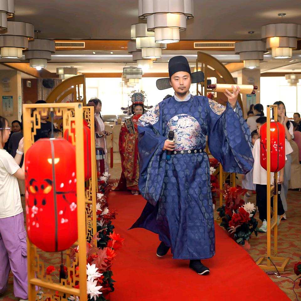 做汉服的中式司仪