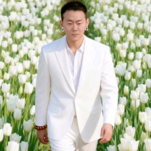 一朵风中摇曳的水仙花