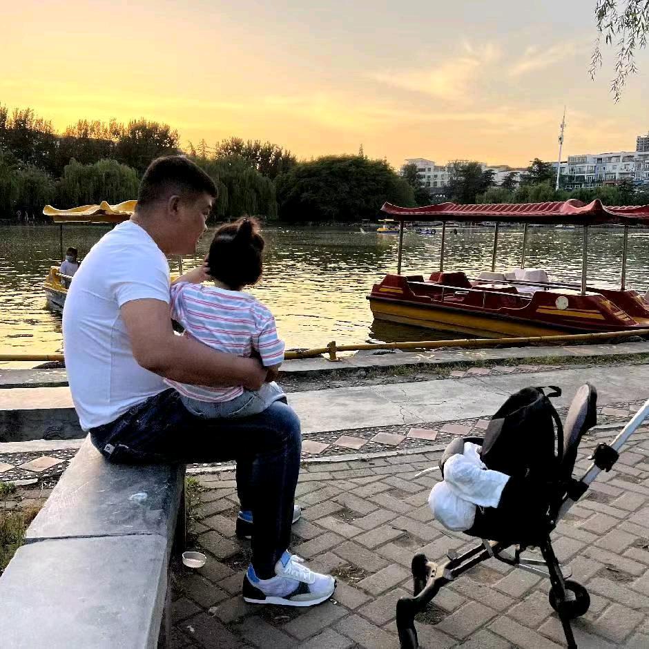 卖柴火的小男孩