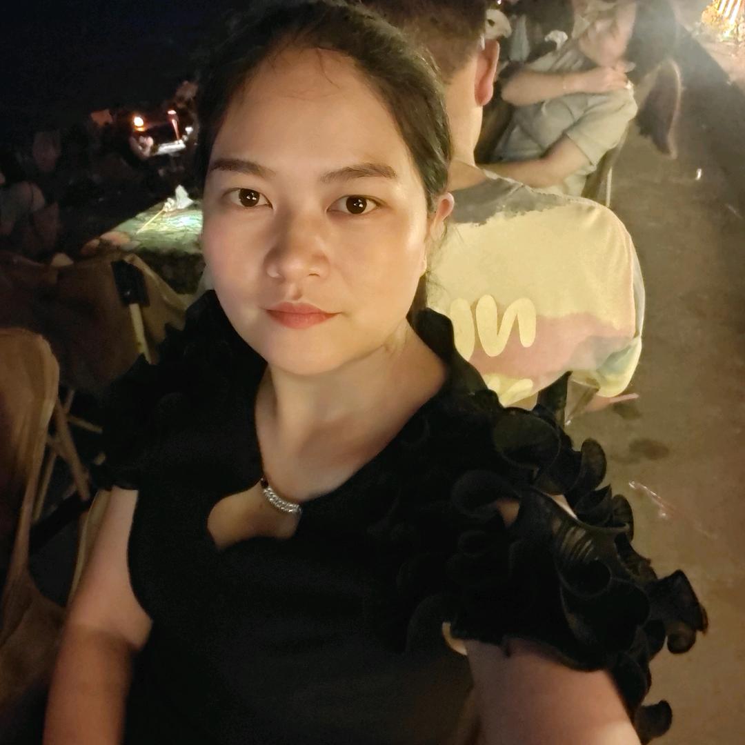 卖烤肠的小姐姐