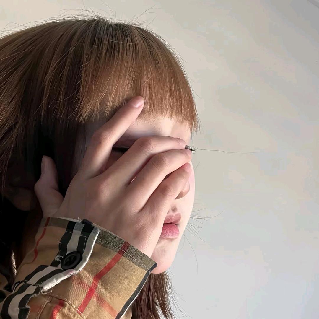 烛光照亮了晚餐