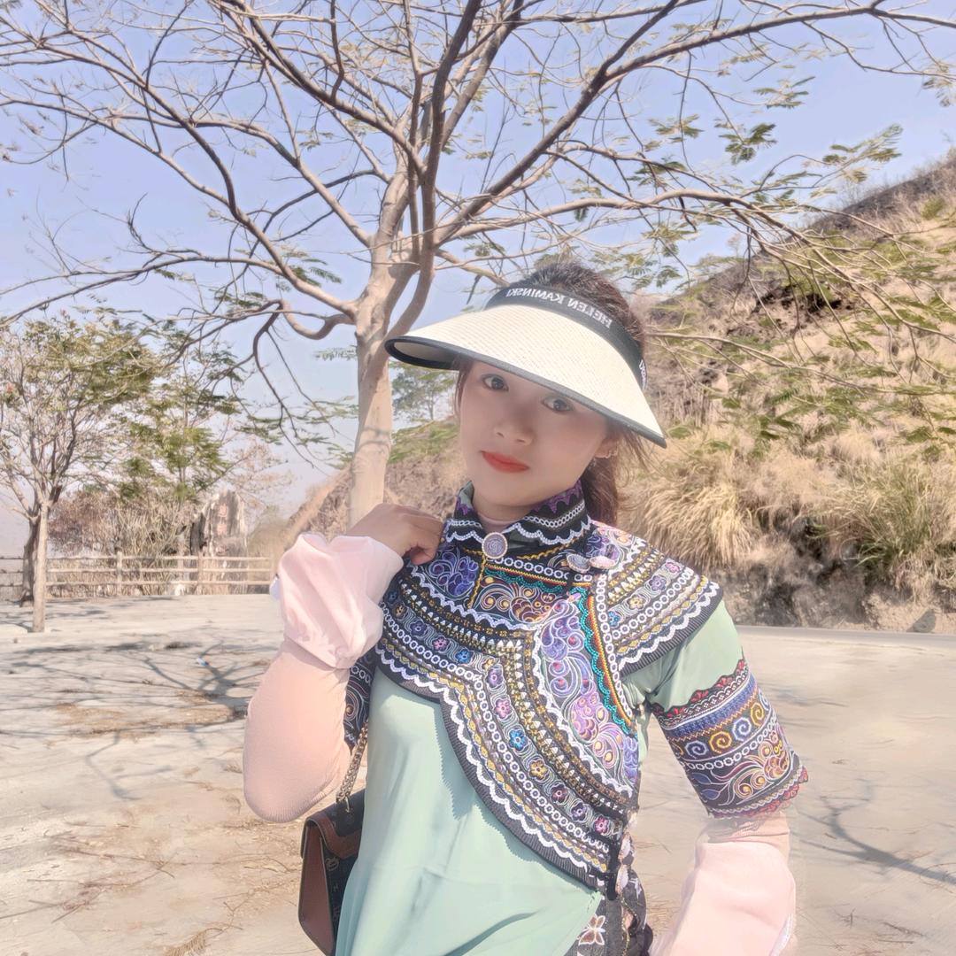 彝族姑娘小芳