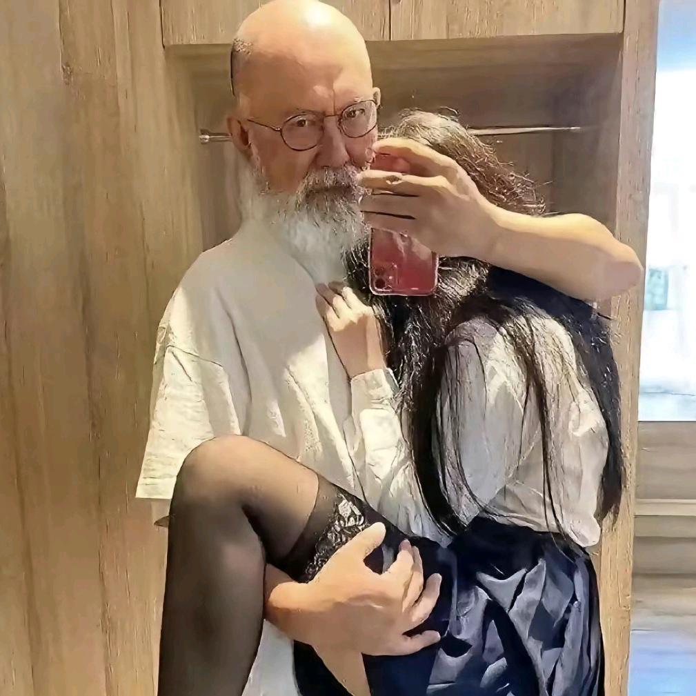 给光头移植鼻毛扎丸子头