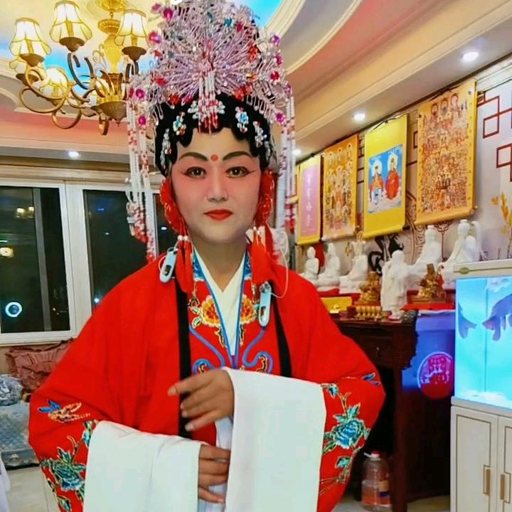 尤妹，唱戏。