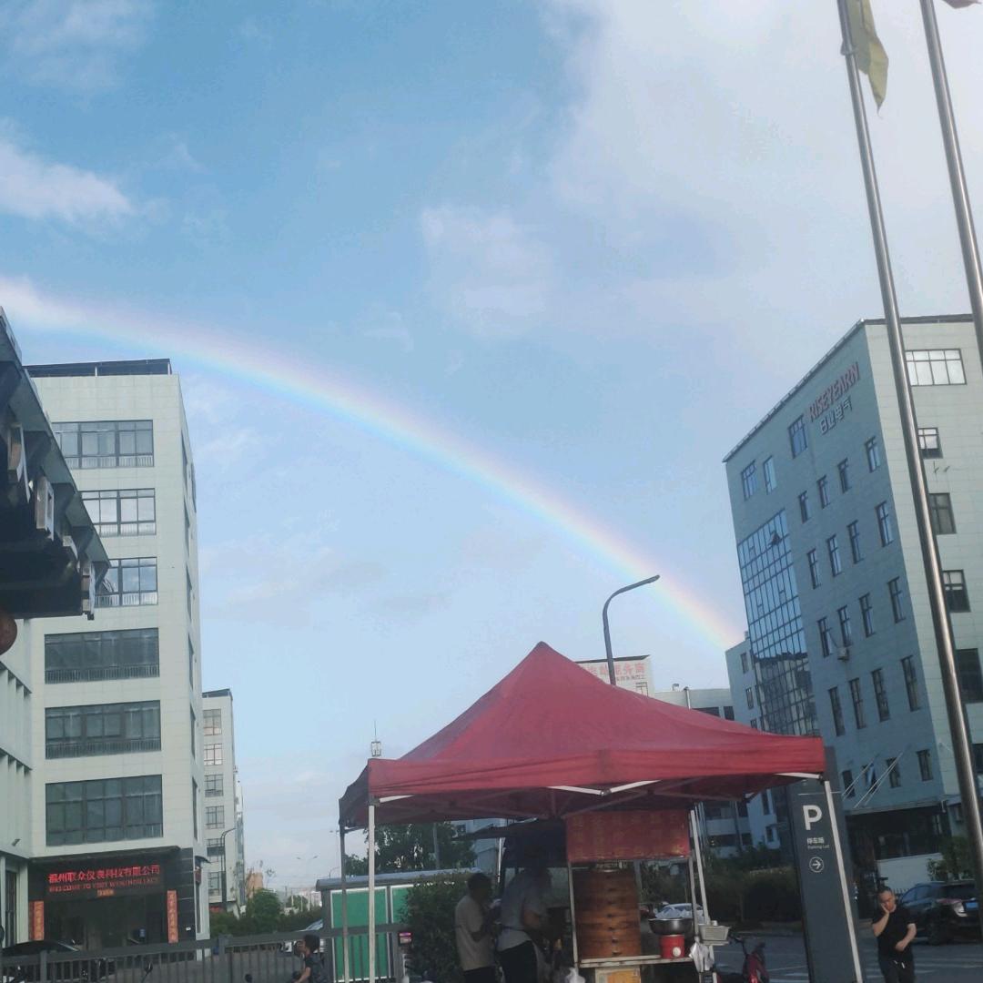 风雨过后，必见彩虹。