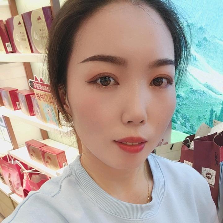 罗平县委门口植物医生店长罗芳